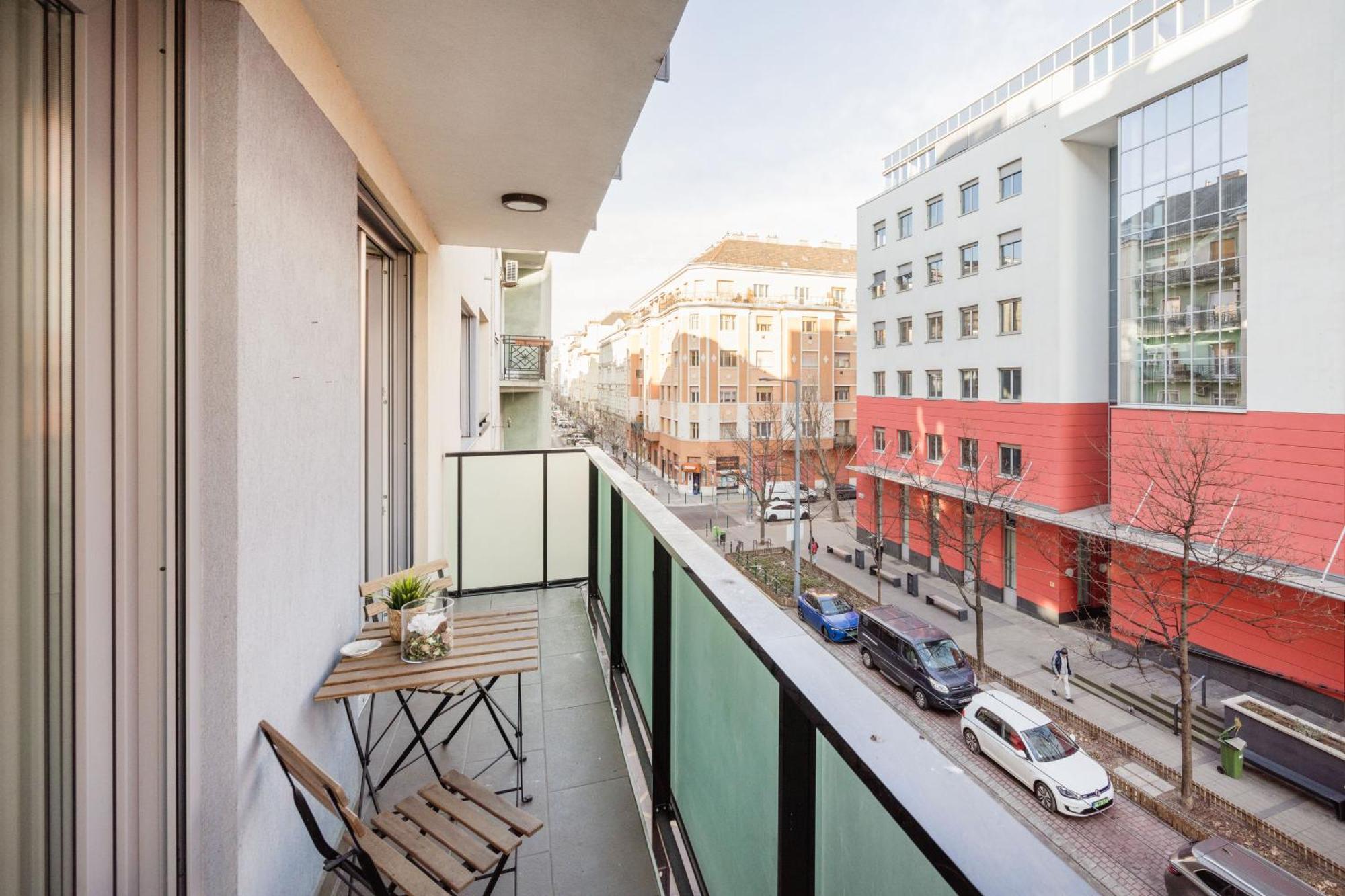 شقة The Chic Crib With Balcony بودابست المظهر الخارجي الصورة